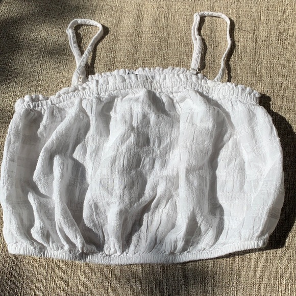 Cute puffy crop top. - Picture 1 of 3